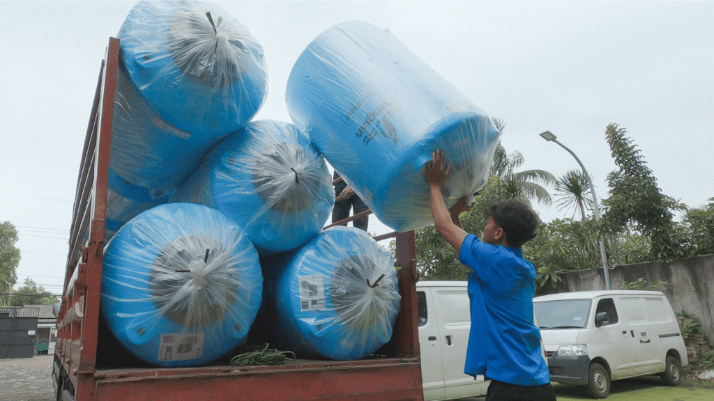 Penguin donasikan toren air untuk korban gempa Cianjur